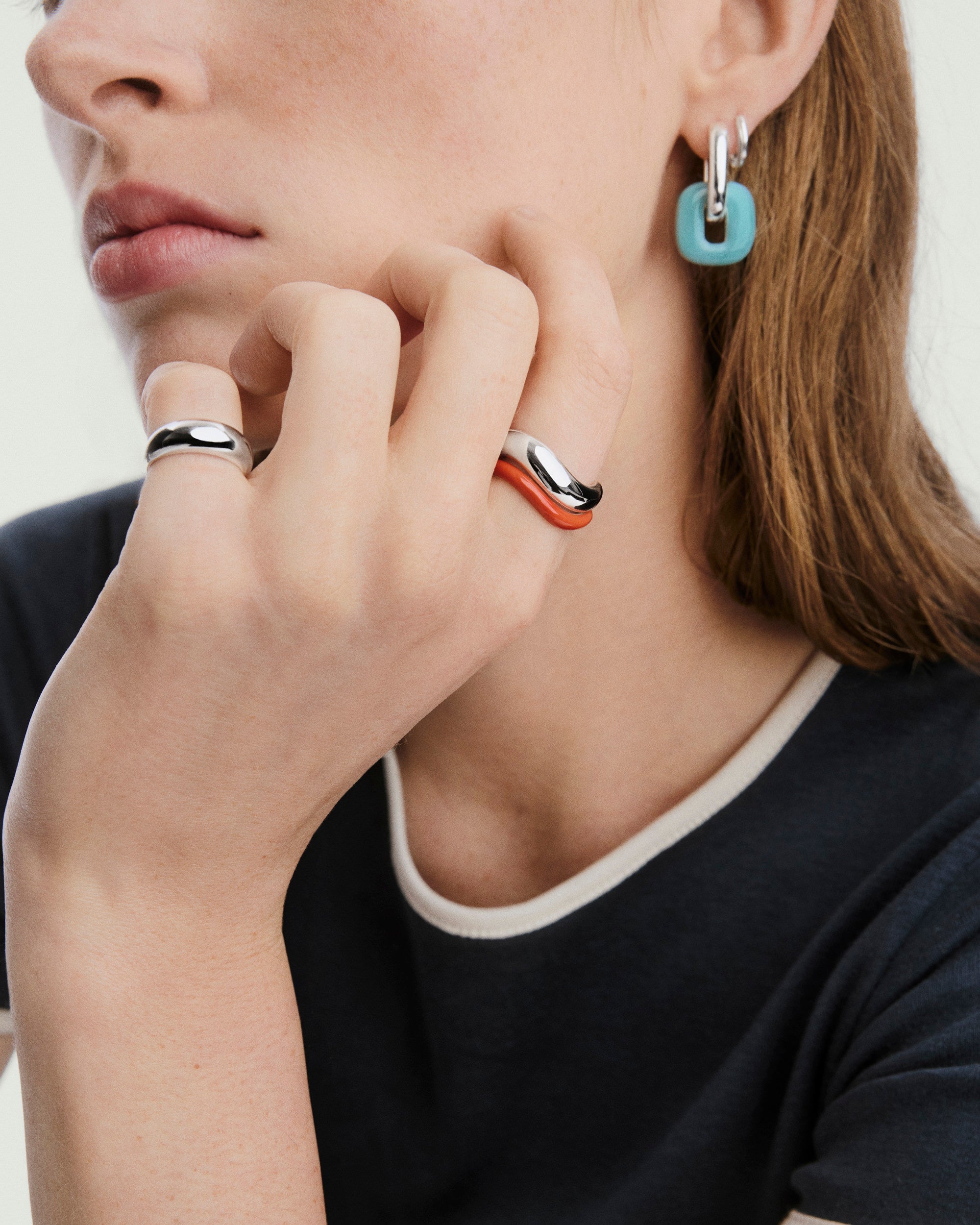 1-DomeFigure_SlimFigureEnamelSilver_Red_OnFig_033