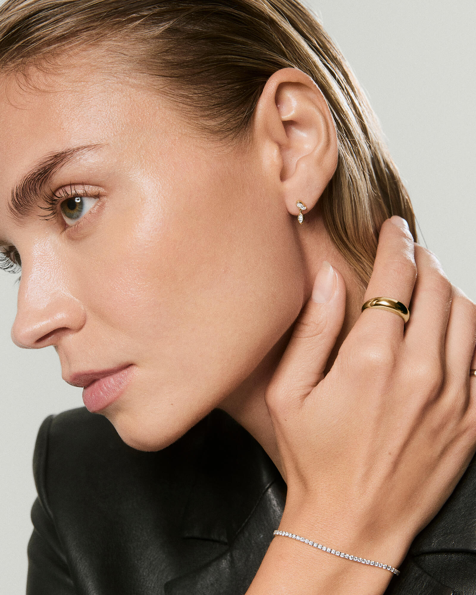 1-EarStylingStudRefresh_DangleStud2ButterflyBack_Single_YG_OnFigSolo_022_6df39c73-eeec-40d2-824c-3b845686fff2