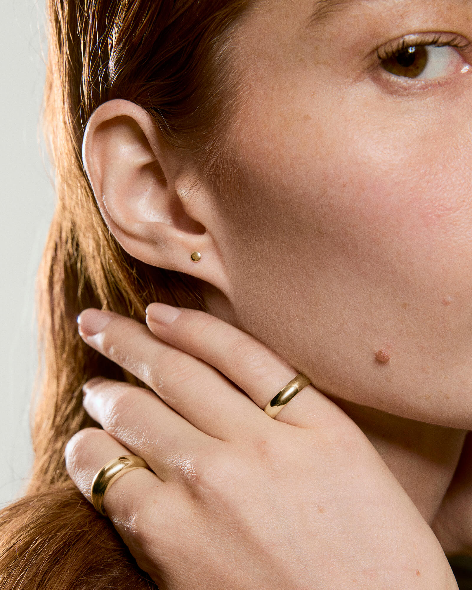 1-EarStylingStudRefresh_MiniThumbtackFlatBackStud_YG_OnFigSolo_007