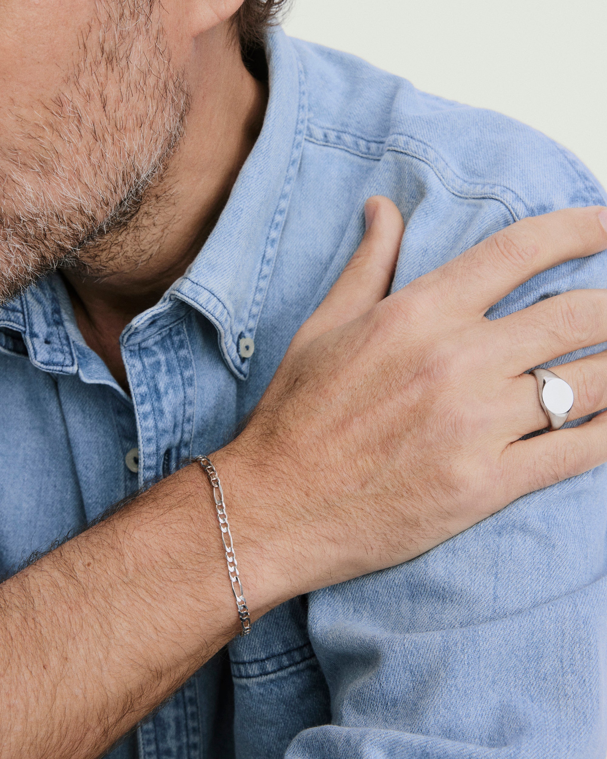 1-FigaroChainLES_3.9mmBoldFigaroChainBracelet_SS_OnFig_002