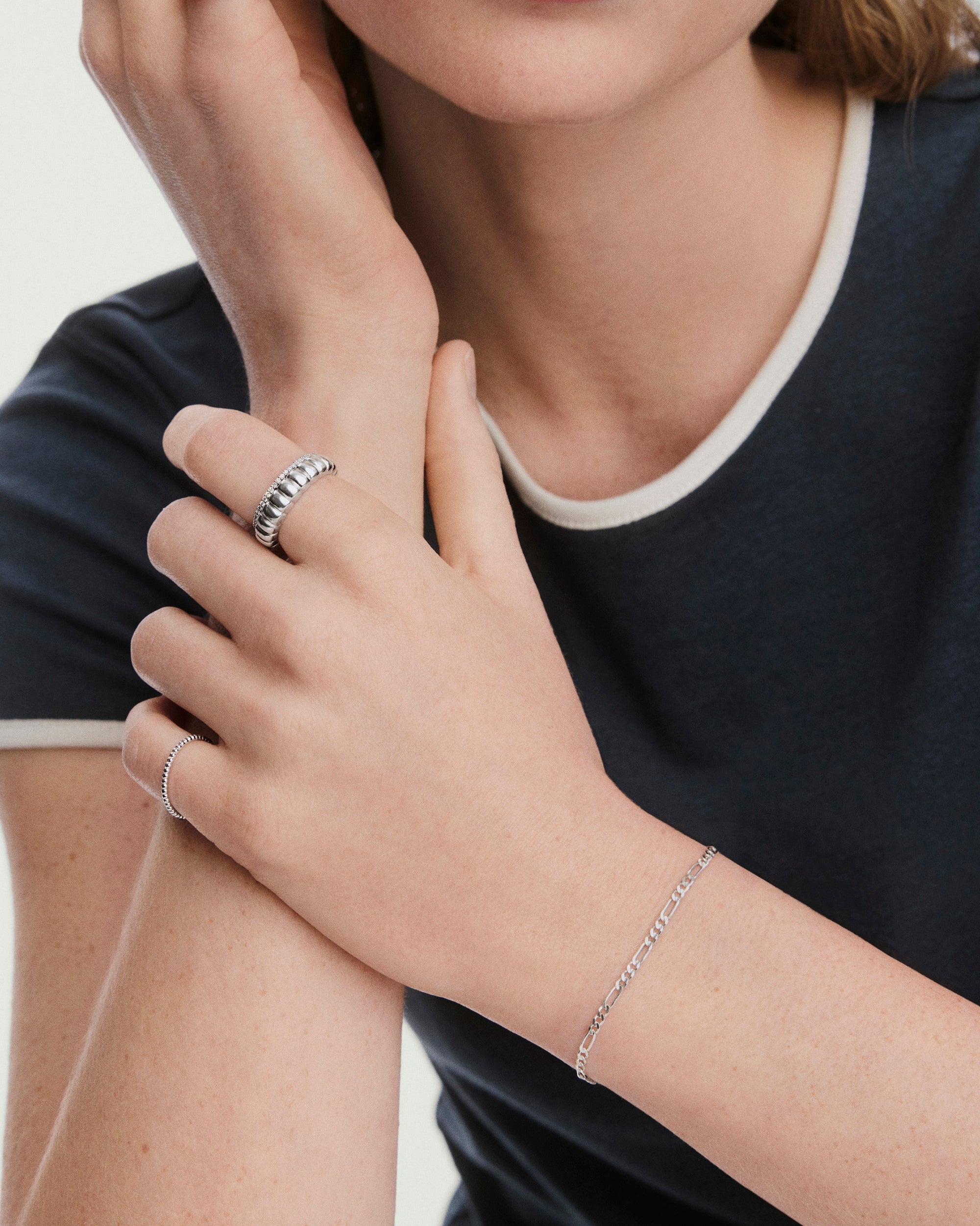 1-FigaroChainLES_FigaroChainBracelet_SS_OnFig_Womens_027