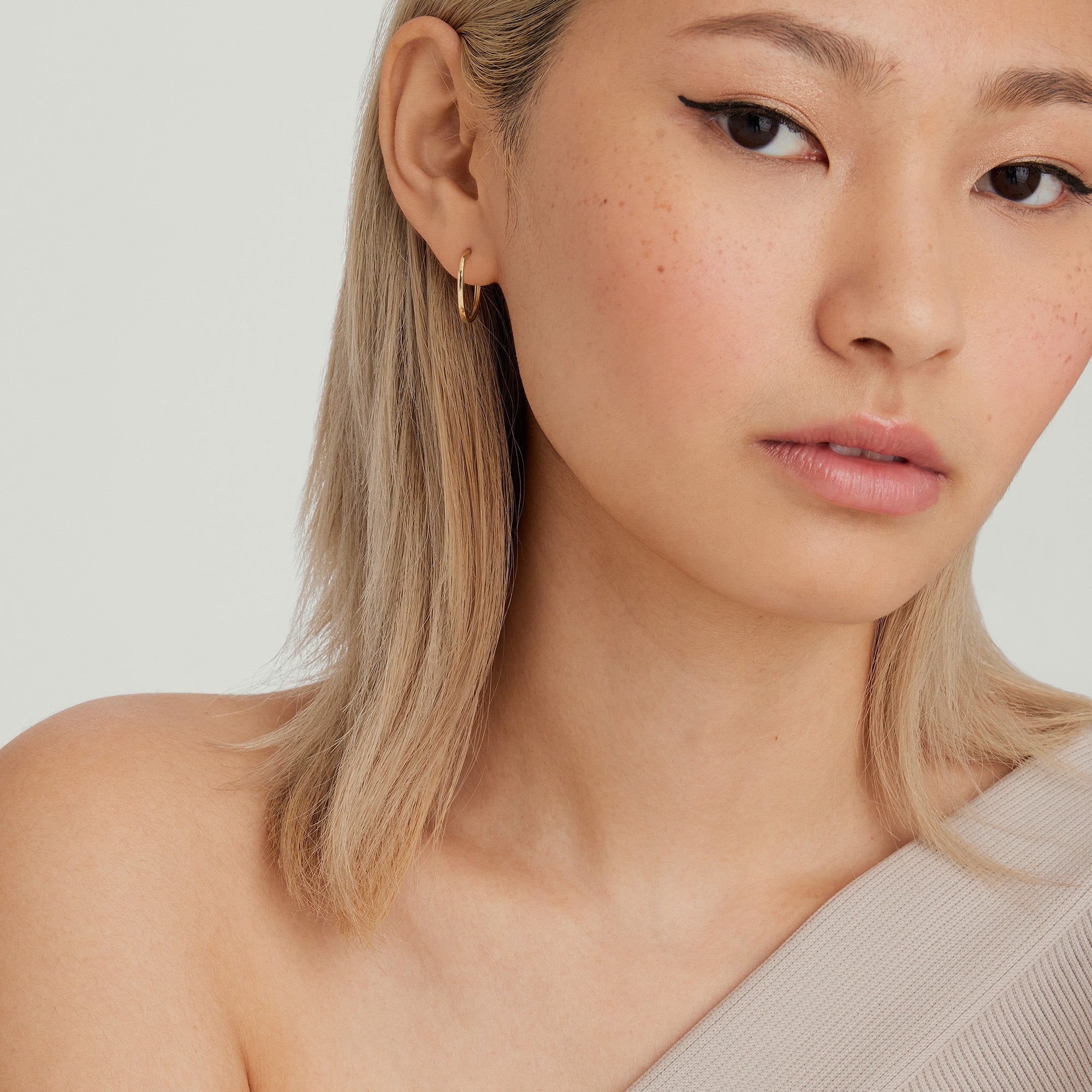 1-HoopsHoopCharms_MediumSingleHoop18mm_14k_Solo_003