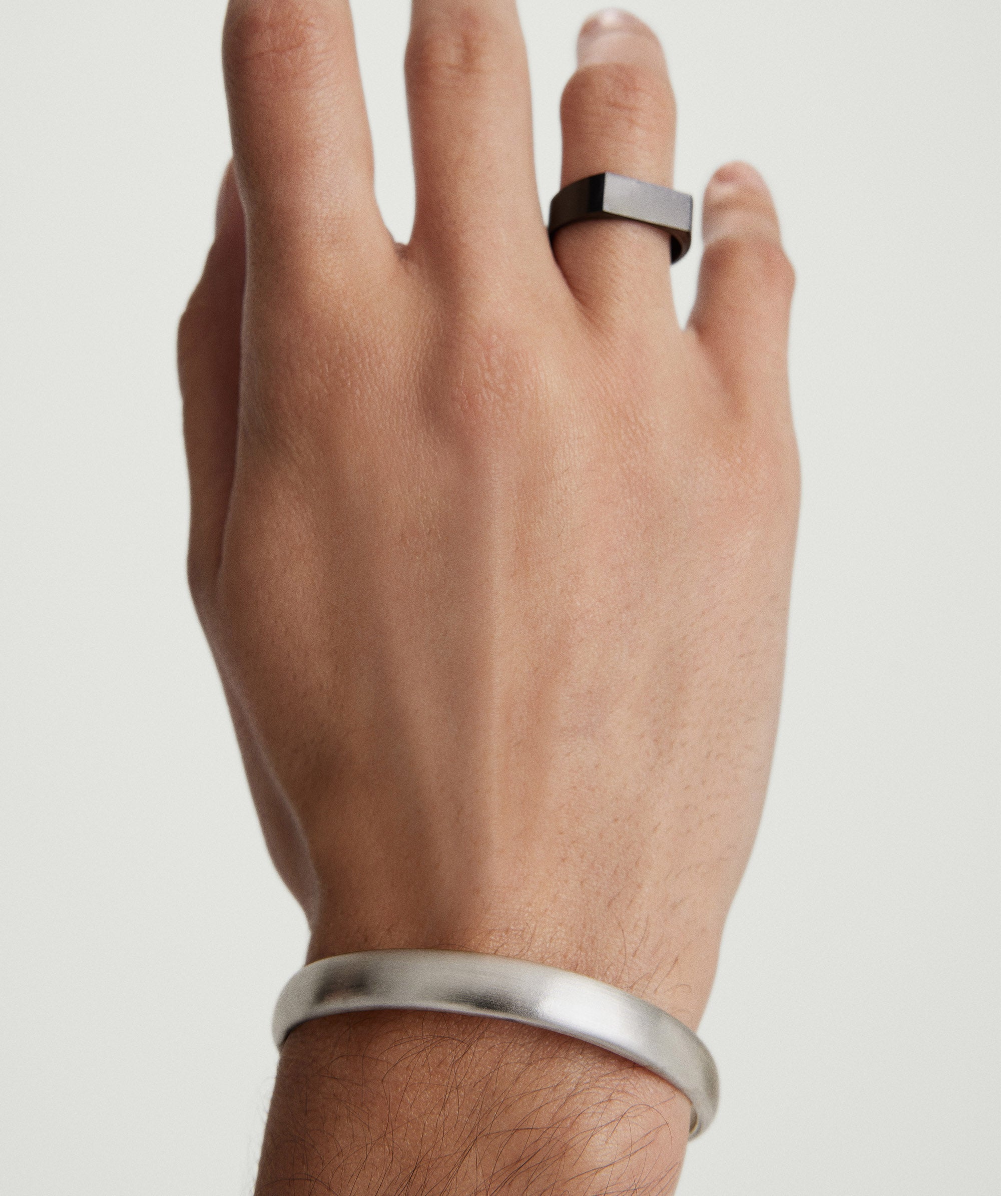 1-MENSCUFFSCORDSANDSIGNETS-SilverCuffBoldBrushed-SS-Stack__078