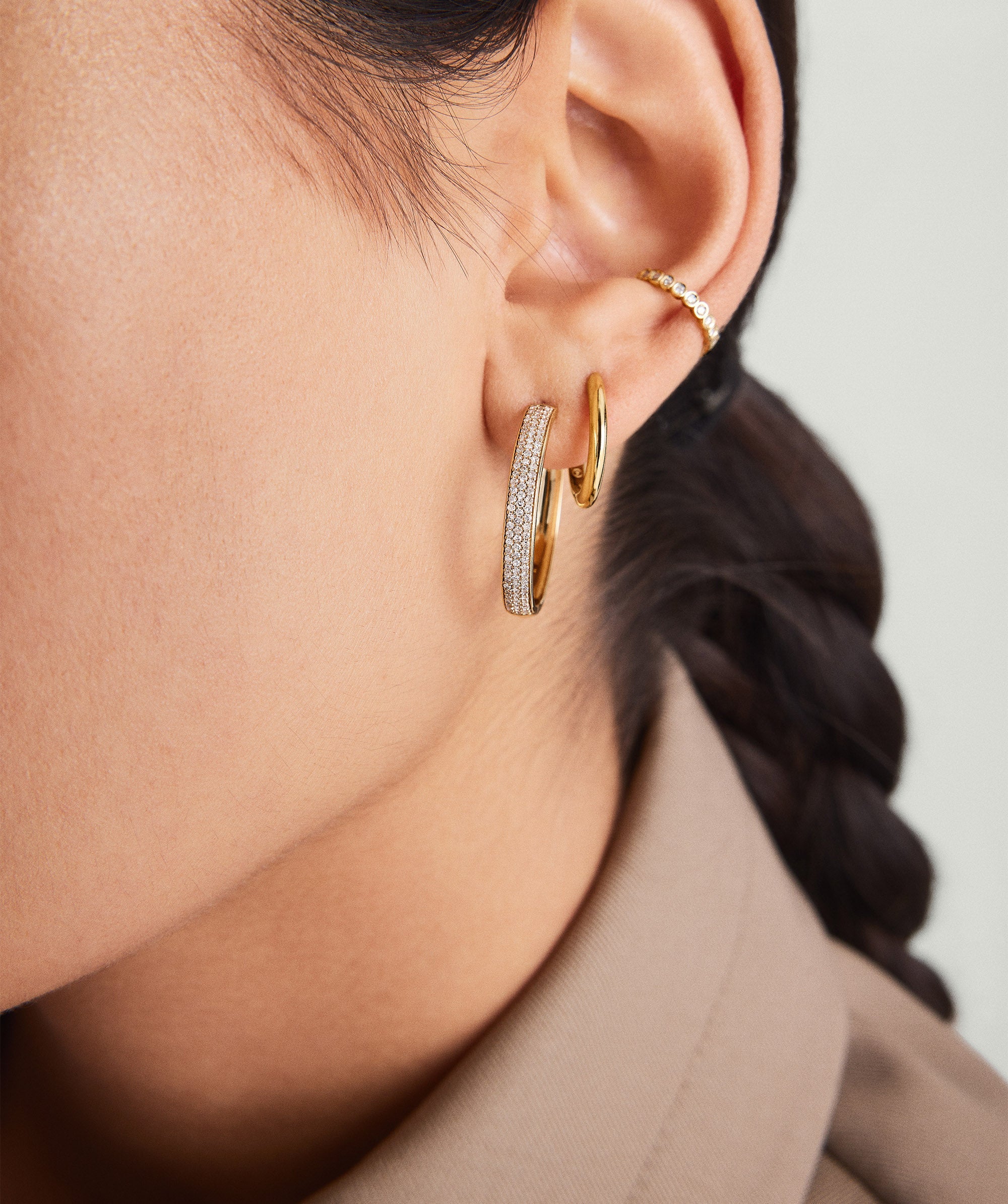 1-NEWYEARESSENTIALSREFRESH-PaveDiamondBoldLargeHoops25mm-14K-Stack2_038