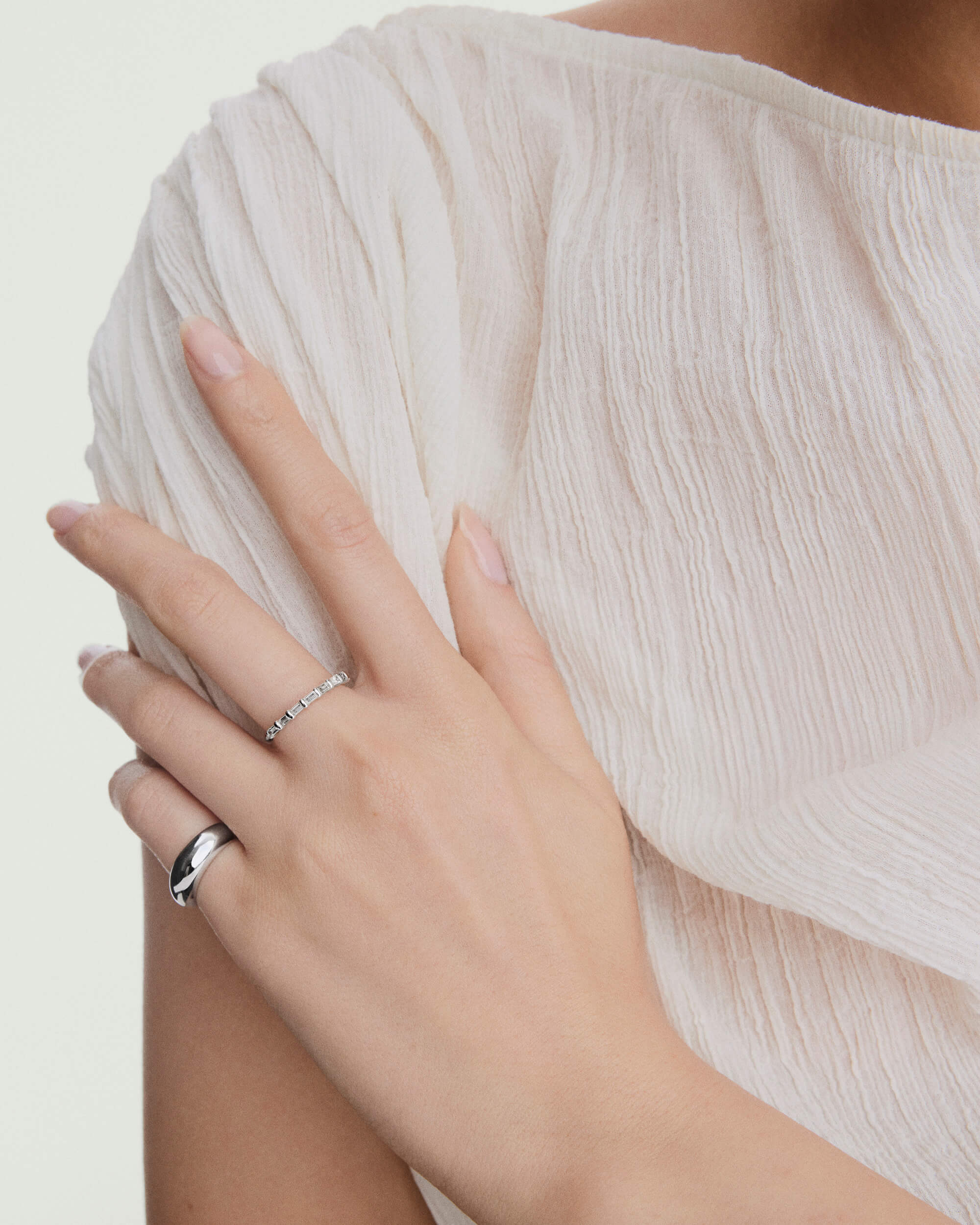 1-Reshoot_BaguetteDiamondHalfEternityBand_WG_OnFig_008