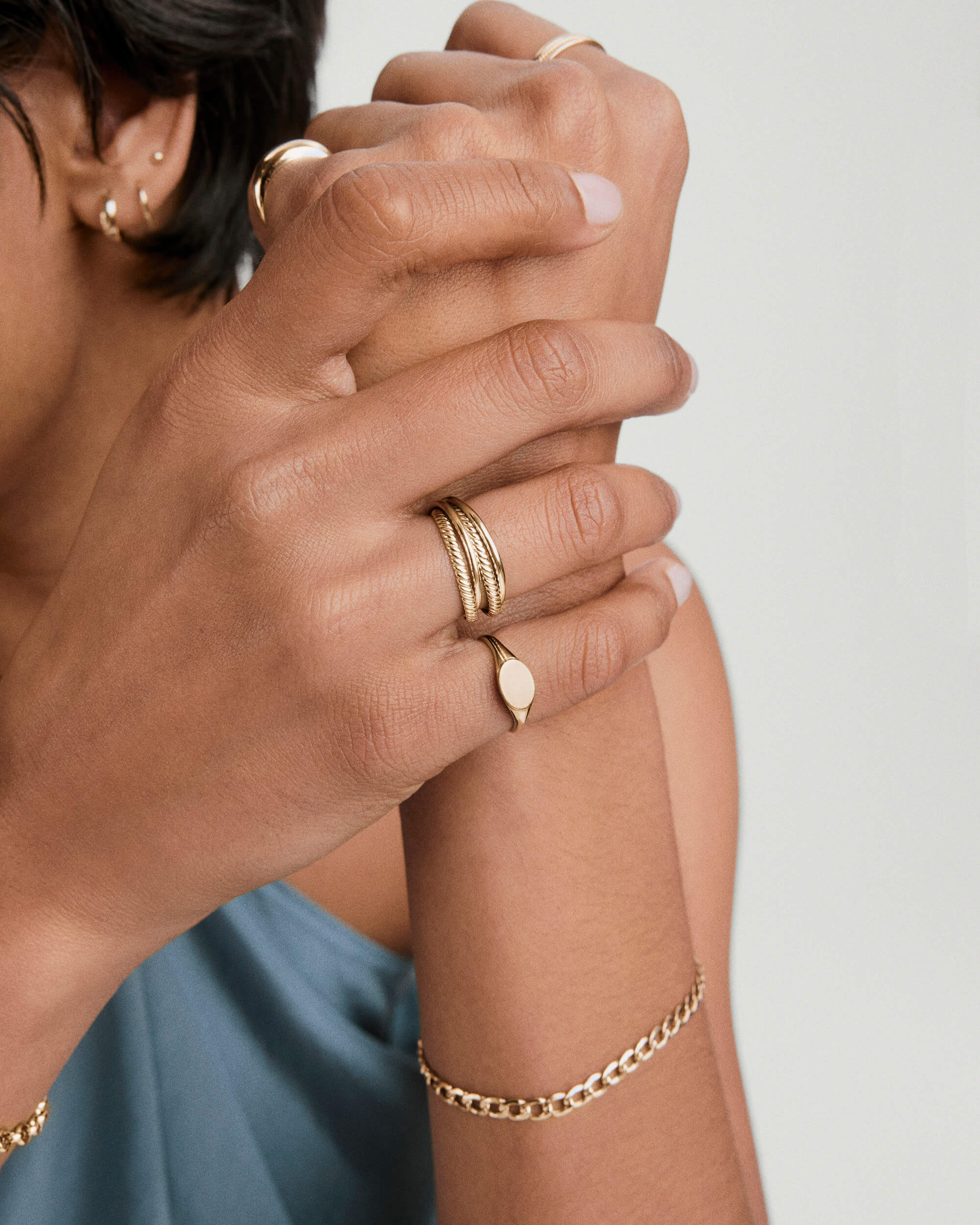 1-Reshoot_SignetRing_YG_OnFig_046