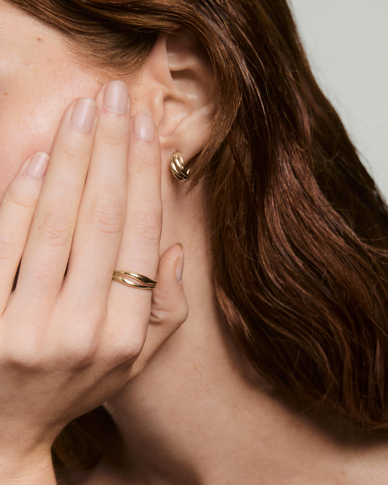 1-SalmonGold_TextureRing_YG_OnFigSolo_061