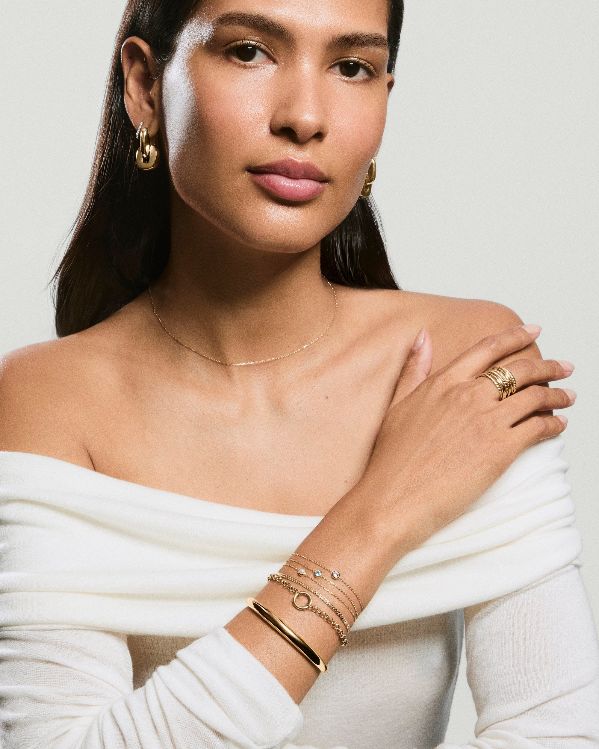 1-SiaBirthstoneBracelet_April_WhiteLabGrownSapphire_OnFigStacked_013_43259e24-c662-4fb2-93f2-10b25a48113d