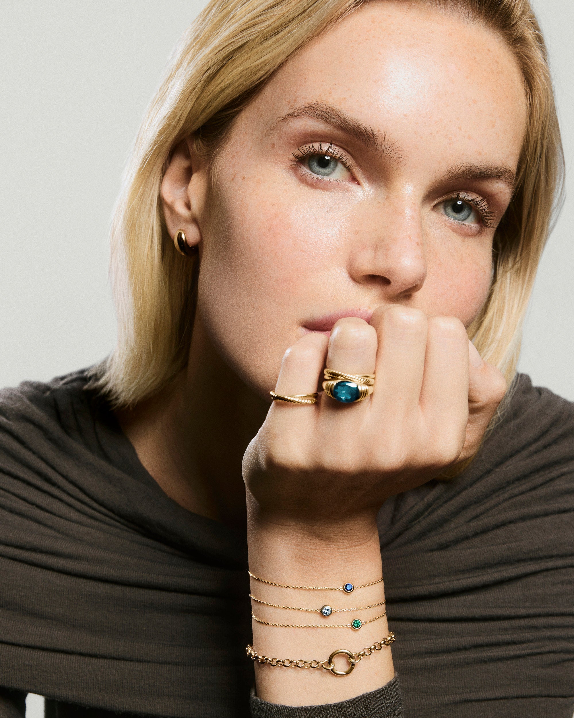 1-SiaBirthstoneBracelet_May_LabGrownEmerald_OnFigStacked_019_54638420-1703-4994-a757-dc8885b7f8da