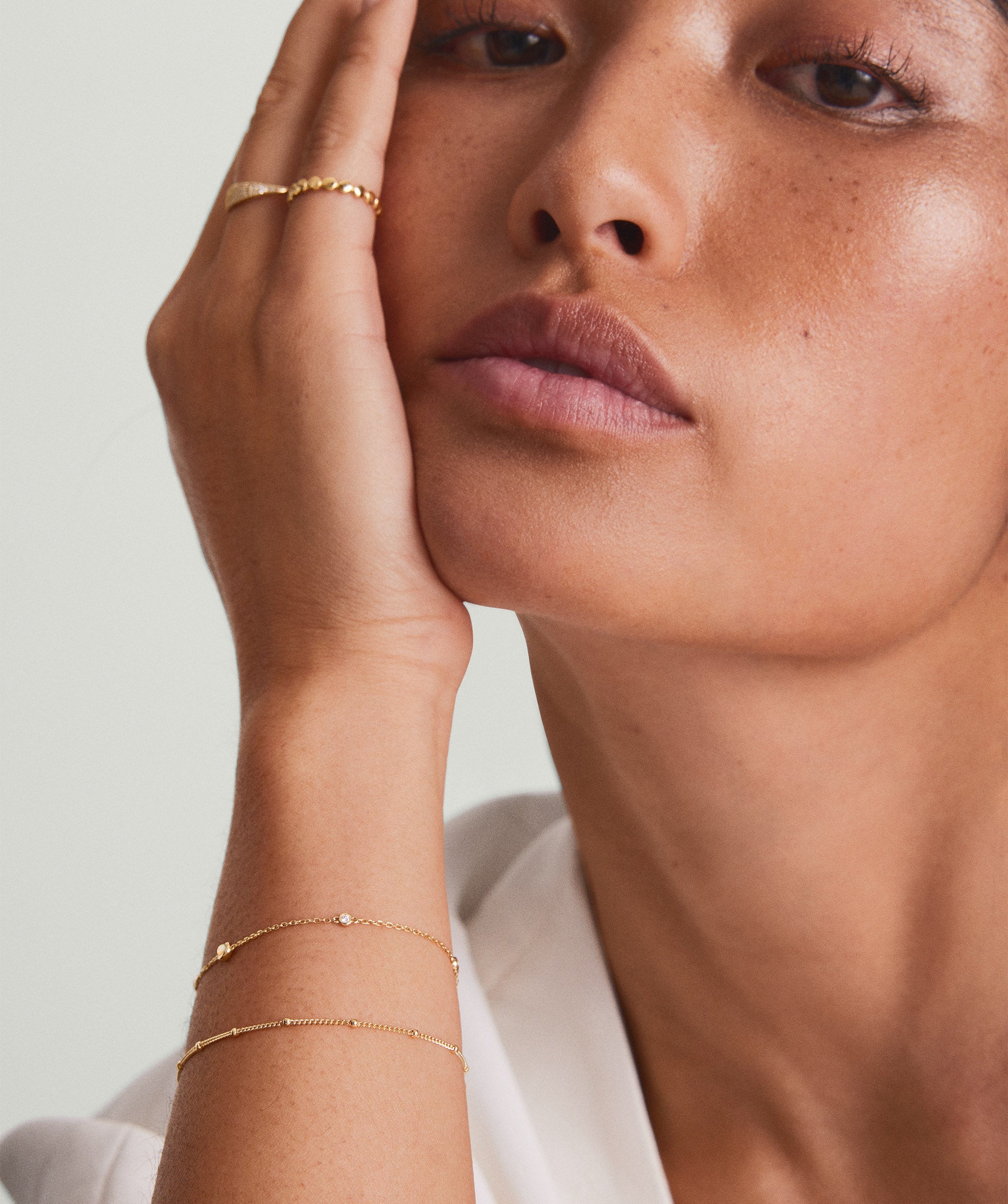 1-SpheresBracelet-YG-OnFigure-Stack-030_b3c7cd01-a371-4a3b-ae2c-866219e399ed