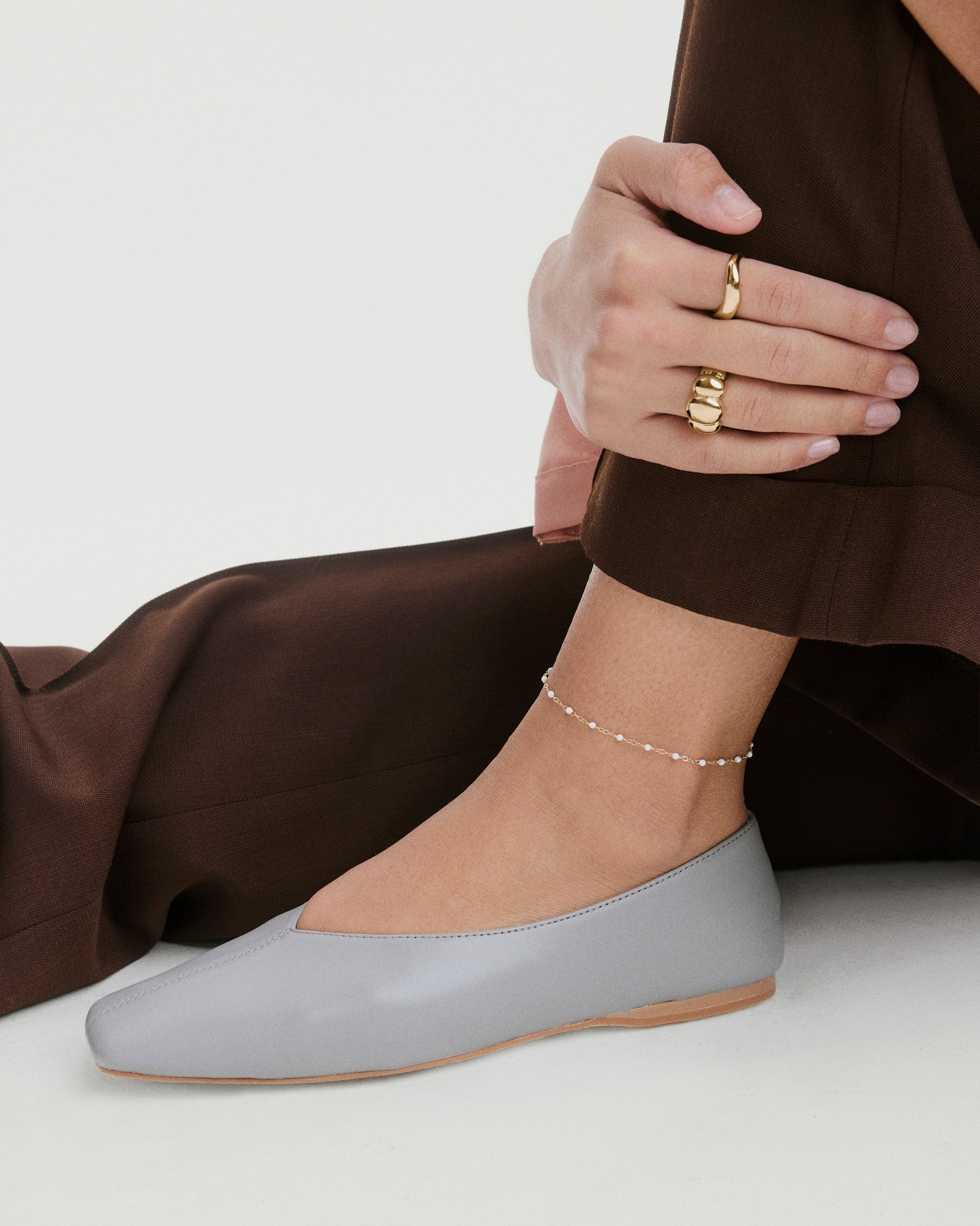 1-SummerAnklets_EnamelBeadAnkletWhite_YG_Stack_001