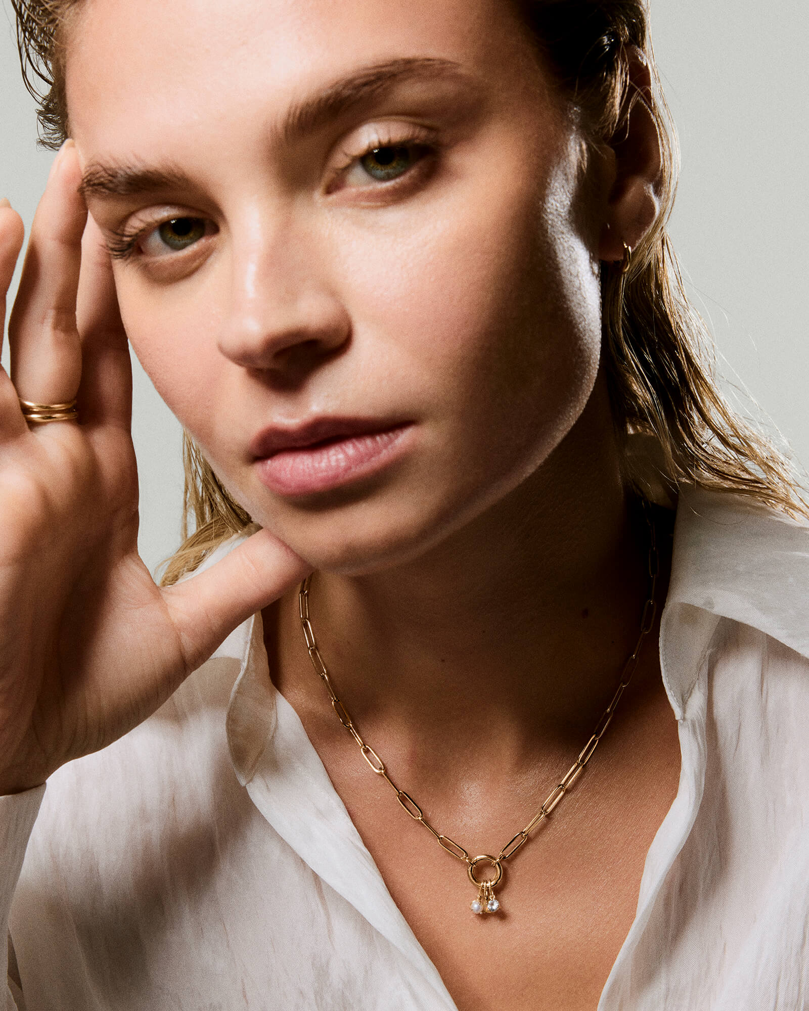 1-VermeilPaperclipChainCharmBraceletGothicLetter_PaperclipChainCharmNecklace_V_OnFigStacked_014