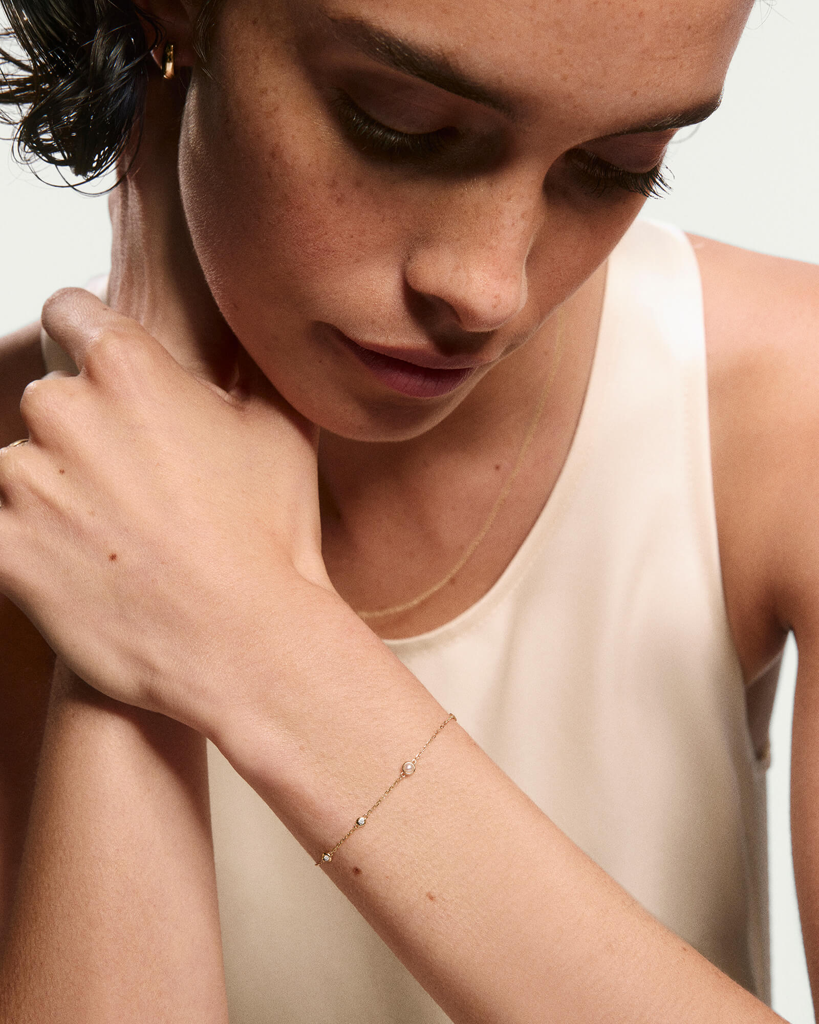 10kReshoot_MultiGemstoneStationBraceletPearl_YG_OnFigSolo_040