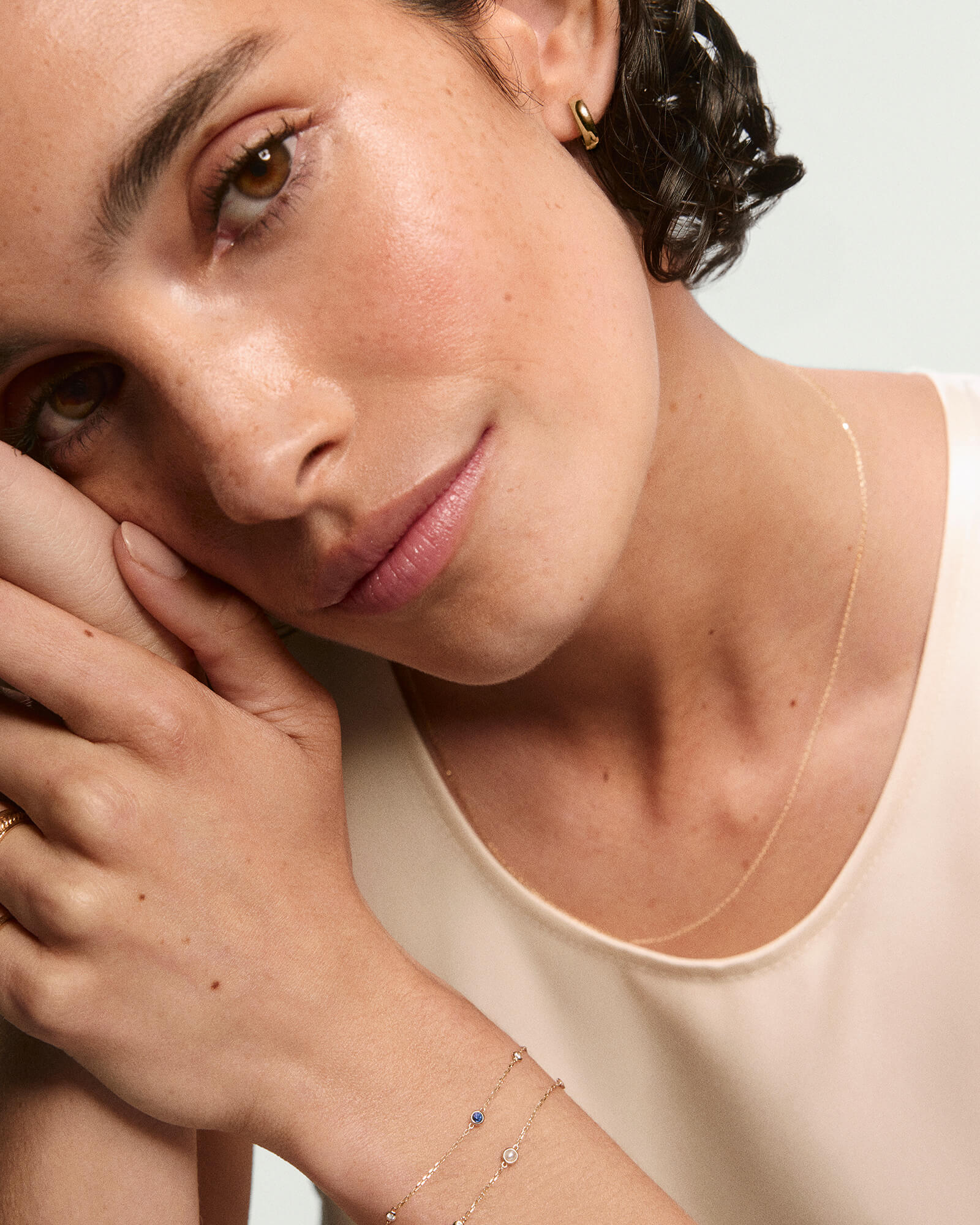 10kReshoot_MultiGemstoneStationBraceletPearl_YG_OnFigStacked_035