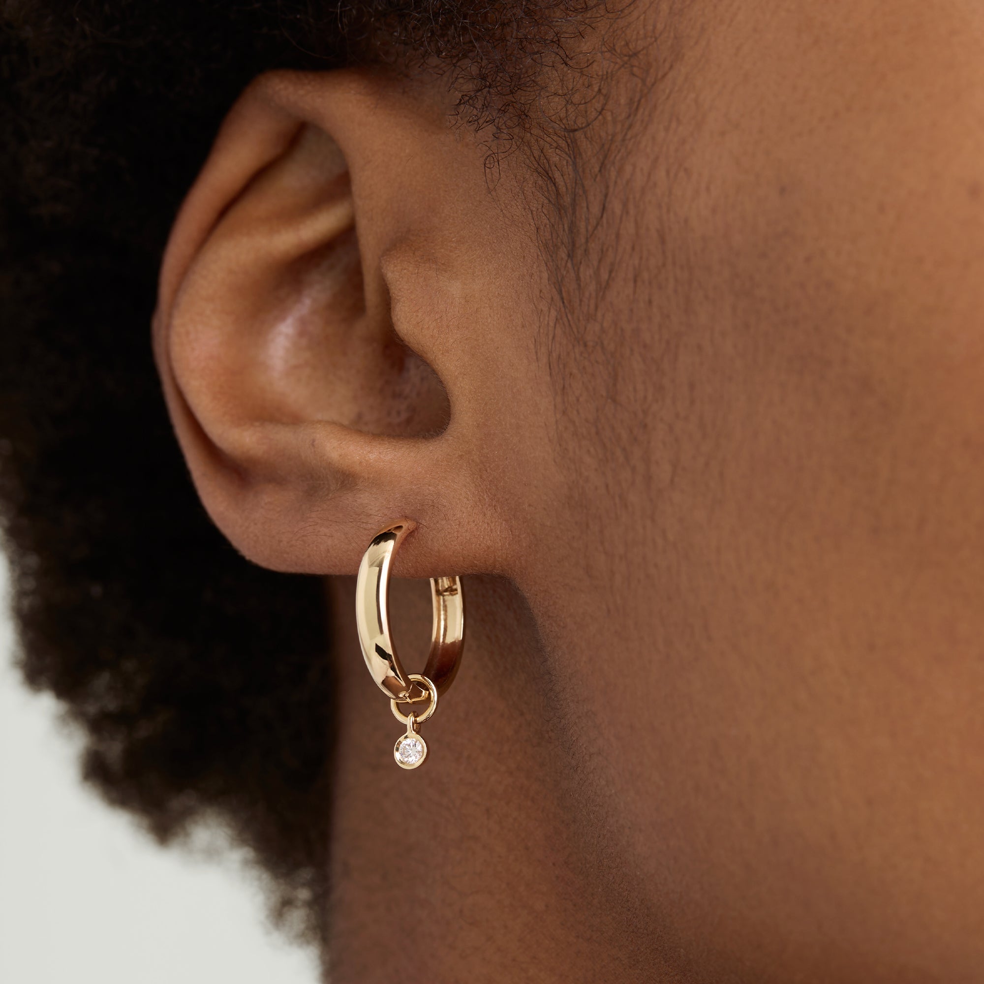 1_Mejuri_MarchDrops__18_Solo_Diamond_Hoop_Charmlg06ct_Solo_3093