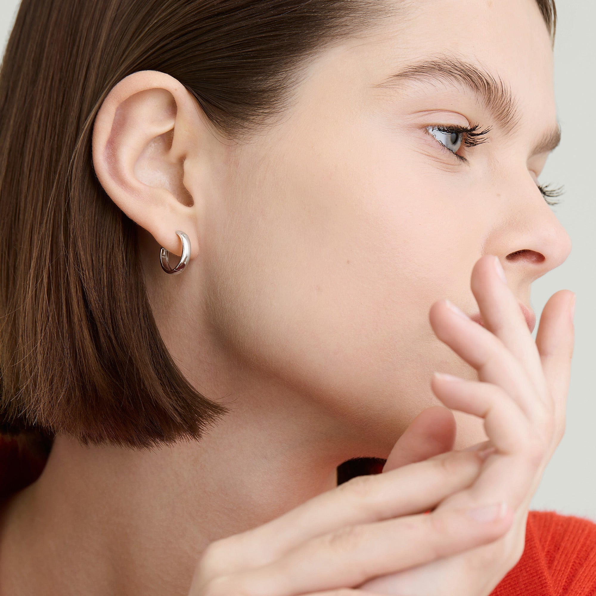 1_Mejuri_MarchDropsv_Bold_Hoops_15mm_Solo_4067