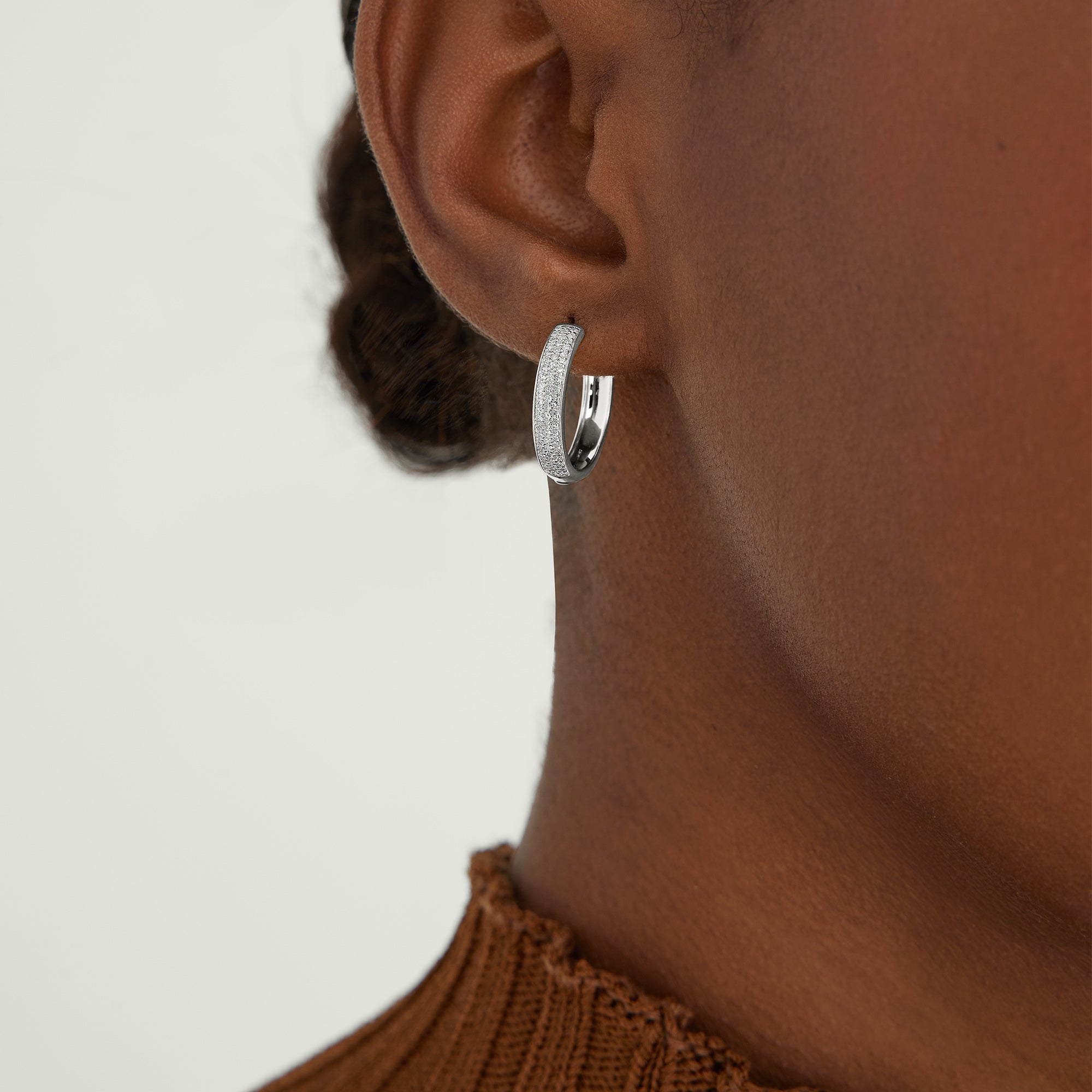 2-BoldPaveLE_BoldPaveHoops18mm_WG_Solo_031