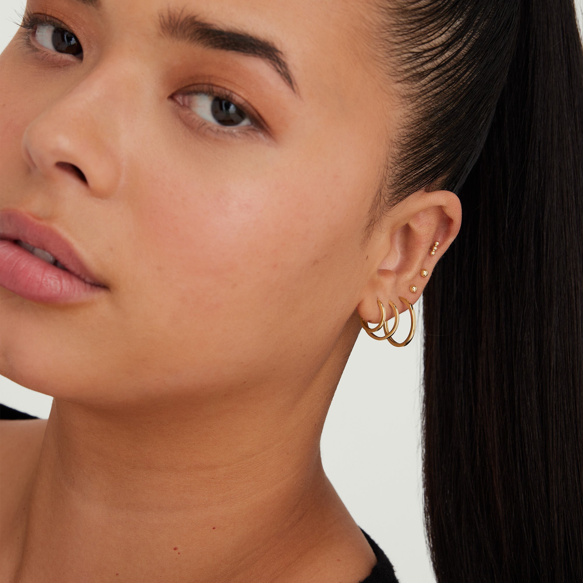 2-HoopsHoopCharms_HuggieSingleHoop12mm_14k_Stack_028