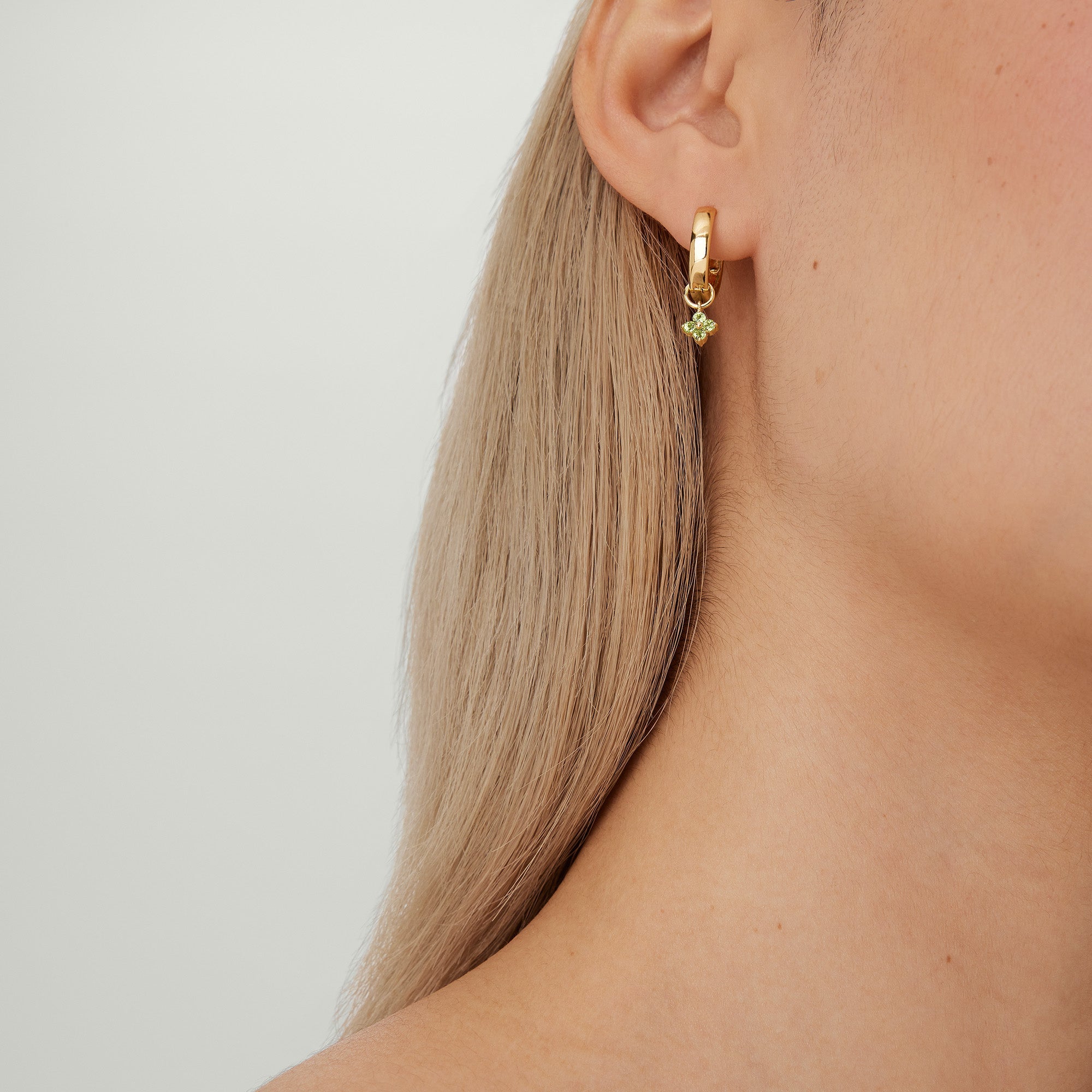 2-HoopsHoopCharms_PeridotClusterHoopCharm_14k_Solo_004