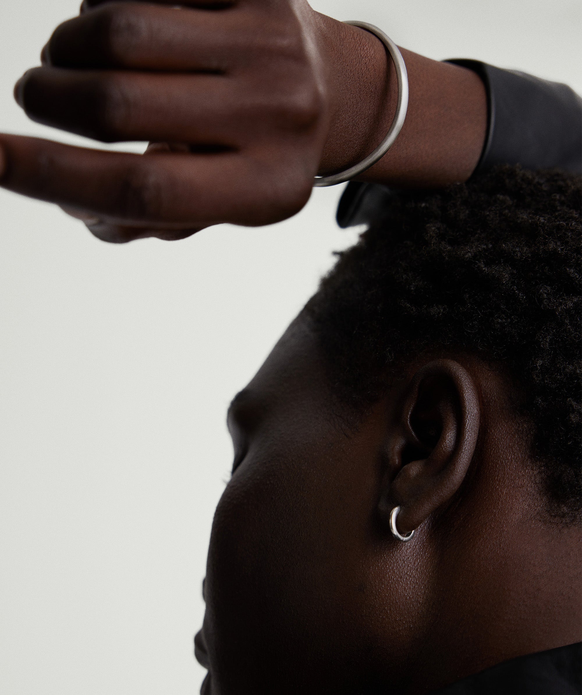 2-MENSCUFFSCORDSANDSIGNETS-SilverCuffSlimBrushed-SS-Stack2__141