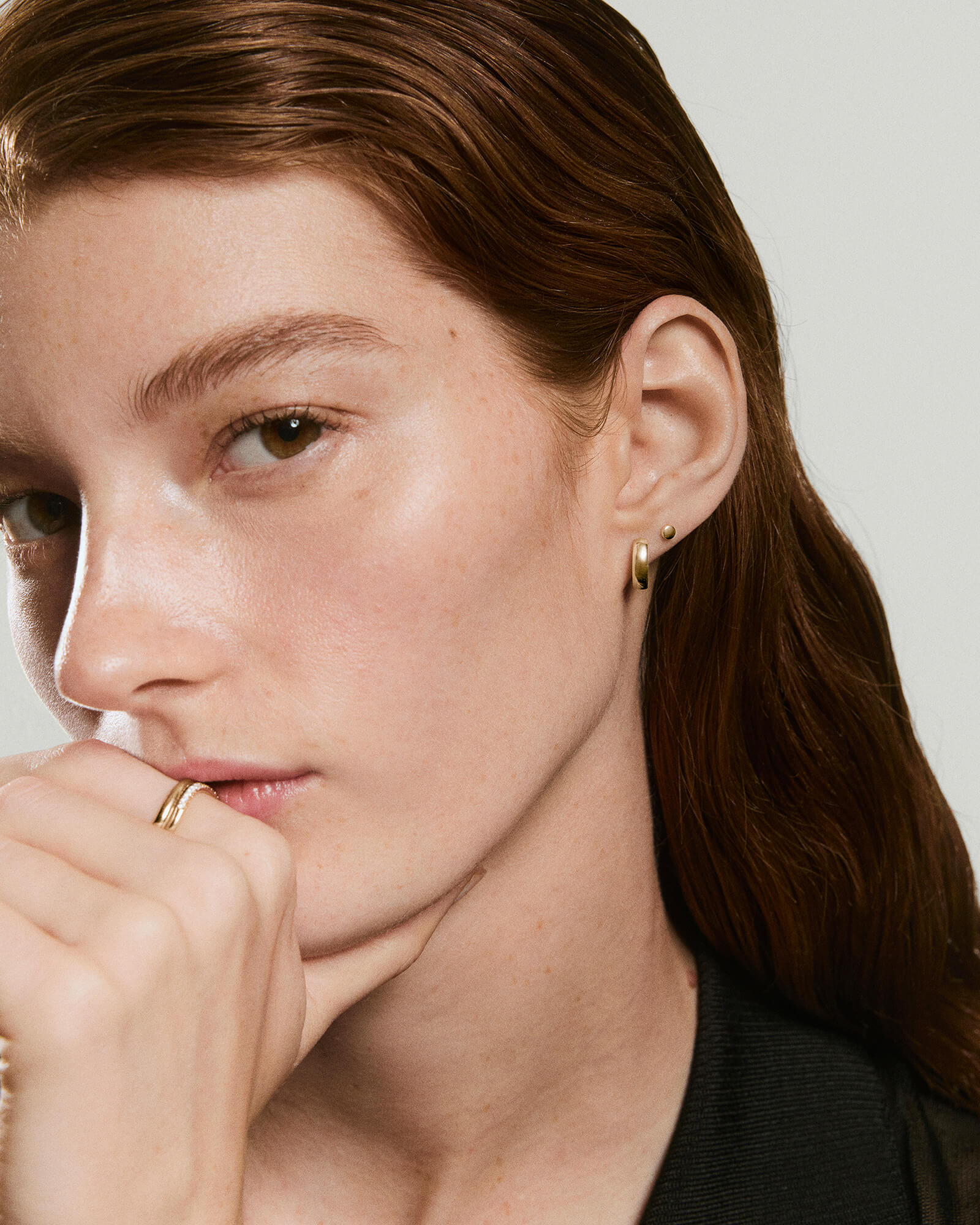 3-EarStylingStudRefresh_MiniThumbtackFlatBackStud_YG_OnFigStacked_022