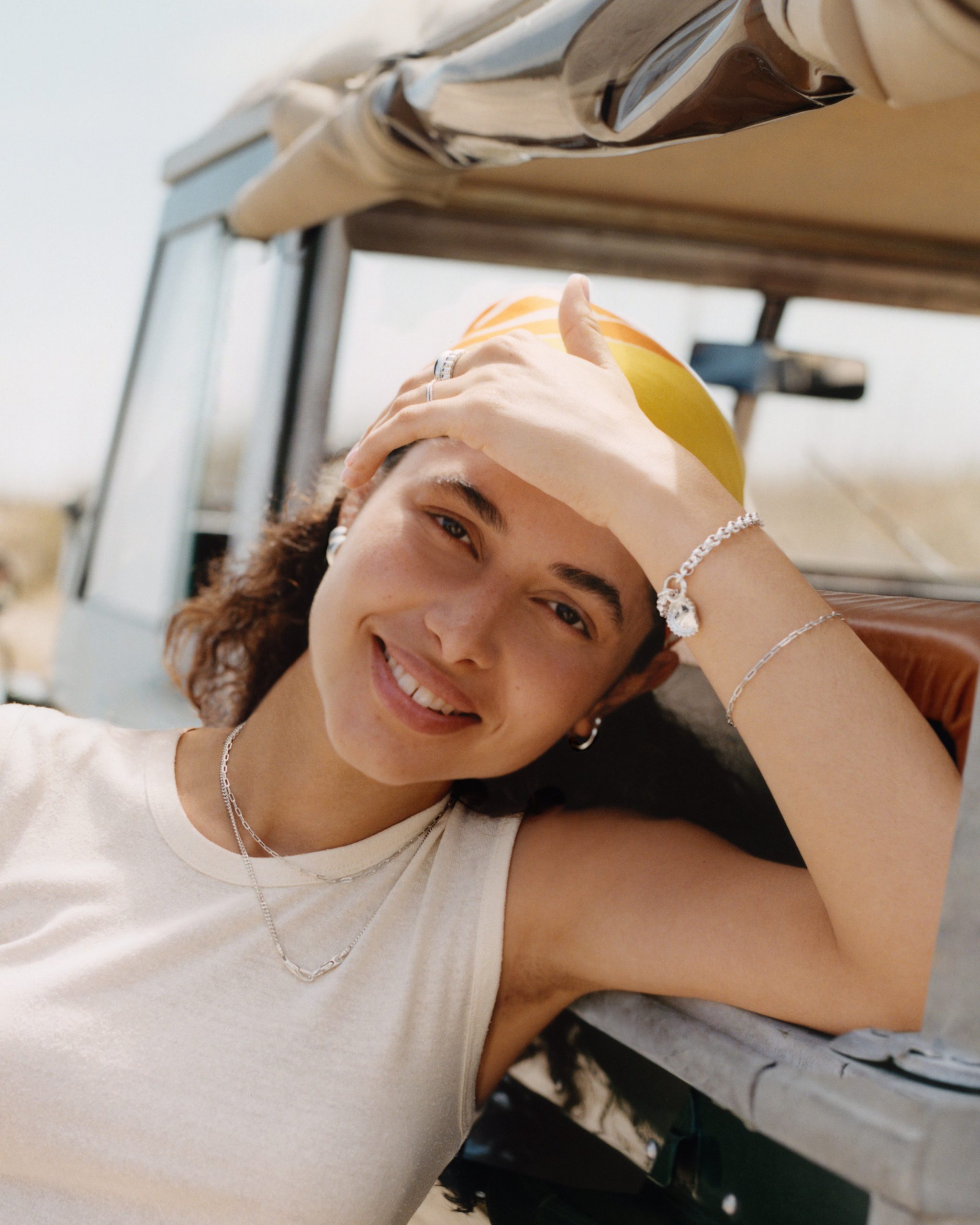 3-FY2025_SUMMER_CAR_ALI_LOOK02_FILM_0094