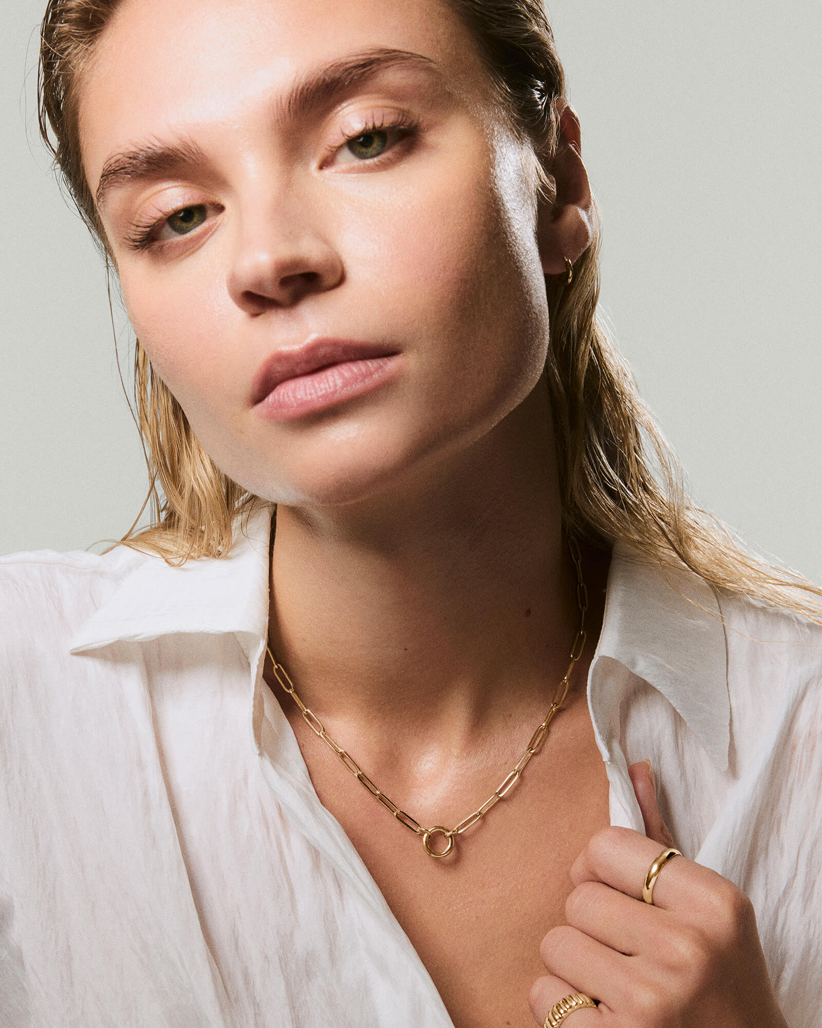 3-VermeilPaperclipChainCharmBraceletGothicLetter_PaperclipChainCharmNecklace_V_OnFigSolo_065